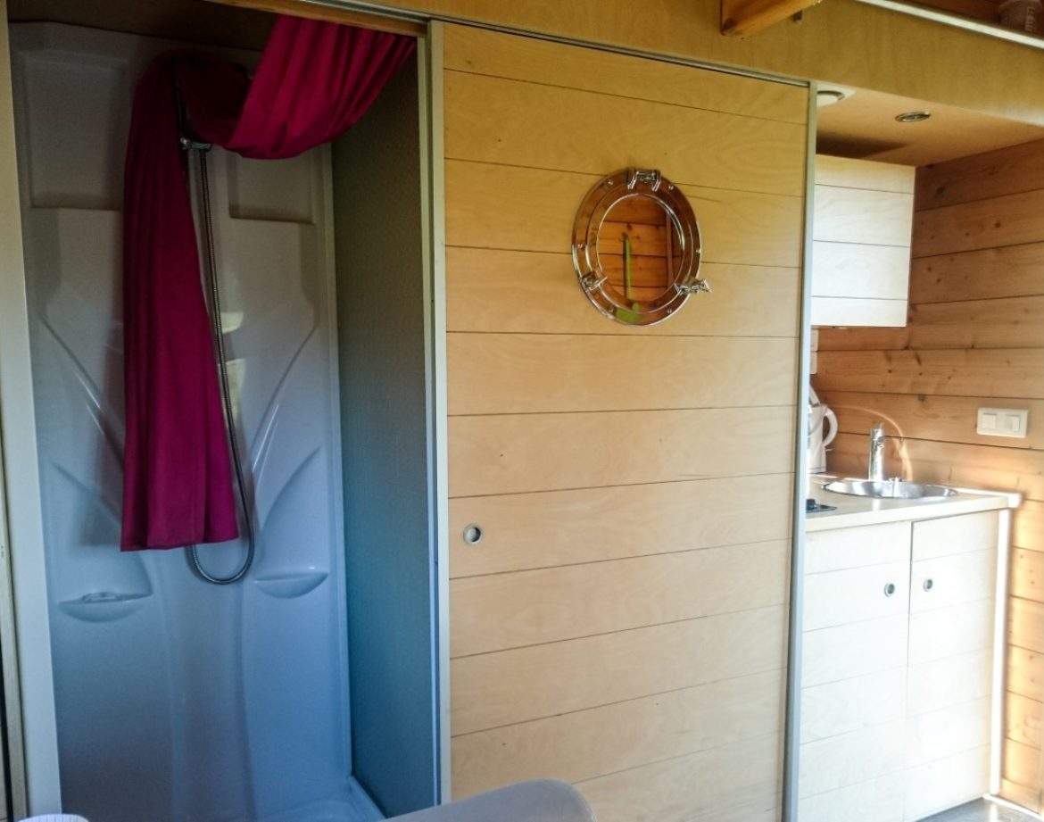Hébergement insolite en bois avec salle de bain et kitchenette bien équipée.