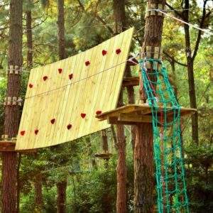 Cabane perchée dans les arbres en Basse-Normandie, avec mur descalade en bois.