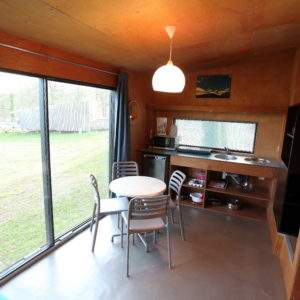 Cabane moderne en bois avec vue sur la nature, lumineuse et cosy.