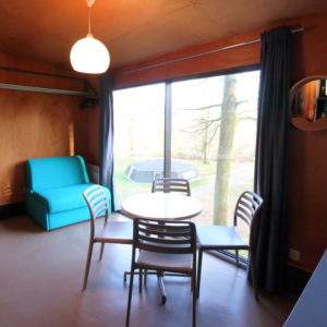 Hébergement insolite en Basse-Normandie, intérieur moderne avec vue sur la nature.