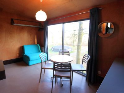Hébergement insolite en Basse-Normandie, intérieur moderne avec vue sur la nature.