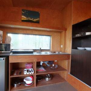 Hébergement insolite en Basse-Normandie, cuisine moderne avec équipements complets.