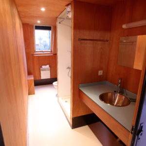 Salle de bain moderne dun hébergement insolite en bois en Basse-Normandie.