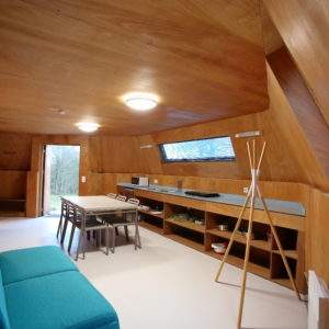 Hébergement insolite en bois à Basse-Normandie, avec un intérieur moderne et lumineux.