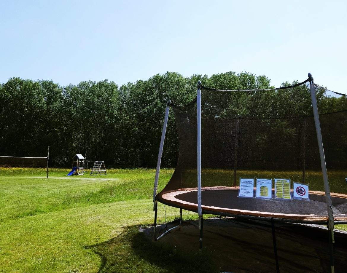 Hébergement insolite en Centre avec trampoline et espace verdoyant. Parfait pour les familles.