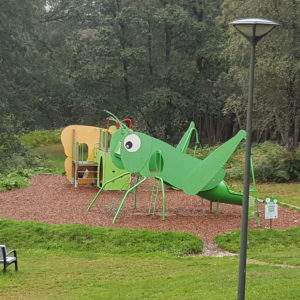 Hébergement insolite en Basse-Normandie avec aire de jeux en forme de sauterelle.