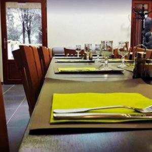 Table élégamment dressée dans un hébergement insolite en Basse-Normandie.