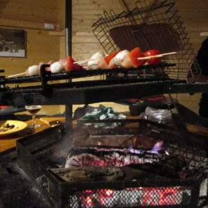 Hébergement insolite en Champagne-Ardenne avec barbecue convivial et ambiance chaleureuse.