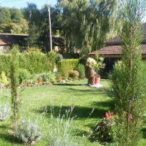 Hébergement insolite en Champagne-Ardenne, avec un jardin fleuri et une sculpture décorative.
