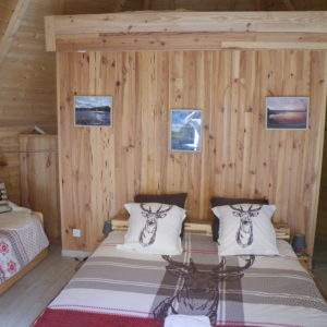Hébergement insolite en bois à Champagne-Ardenne, décor chaleureux avec motifs de cerfs.