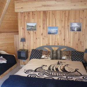 Chalet en bois à Champagne-Ardenne, décor maritime et murs en bois chaleureux.