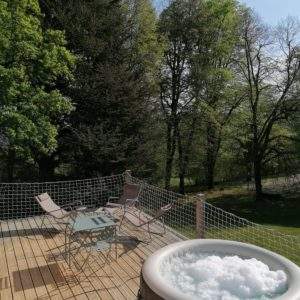 Hébergement insolite en Auvergne-Rhône-Alpes avec jacuzzi et vue sur la nature.