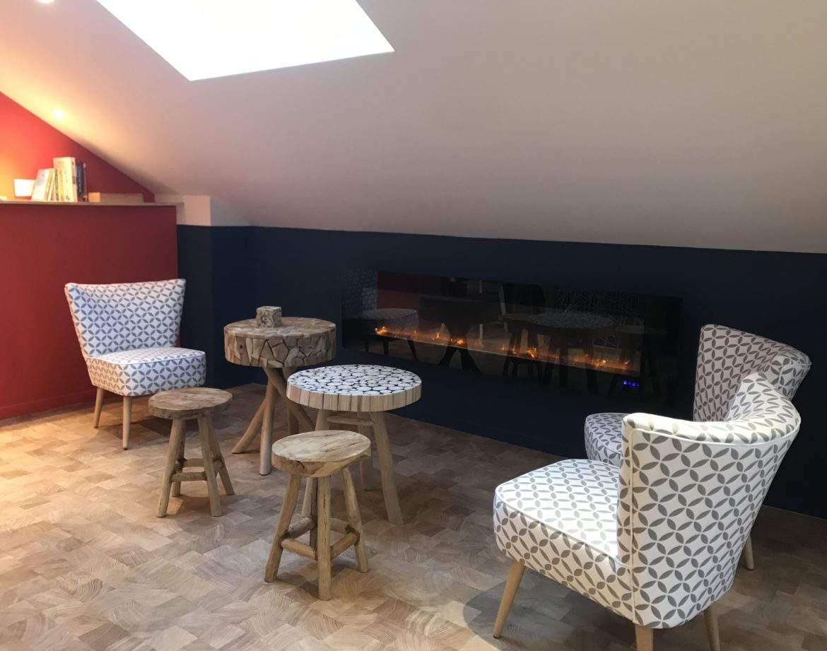 Hébergement insolite en Auvergne-Rhône-Alpes, coin salon cosy avec cheminée moderne.