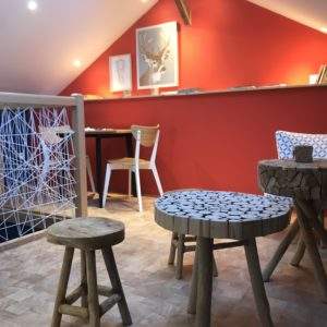 Hébergement insolite en Auvergne-Rhône-Alpes, avec un intérieur moderne et coloré.