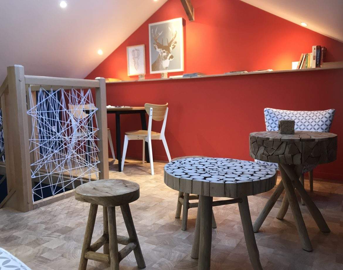 Hébergement insolite en Auvergne-Rhône-Alpes, avec un intérieur moderne et coloré.