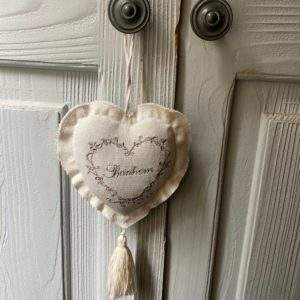 Cœur en tissu suspendu sur une porte, ambiance chaleureuse dun hébergement insolite en