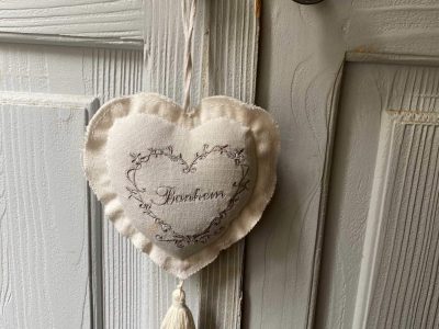 Cœur en tissu suspendu sur une porte, ambiance chaleureuse dun hébergement insolite en