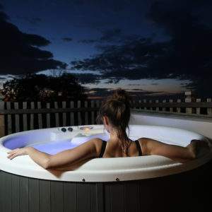 Hébergement insolite en Midi-Pyrénées : jacuzzi extérieur sous un ciel étoilé.