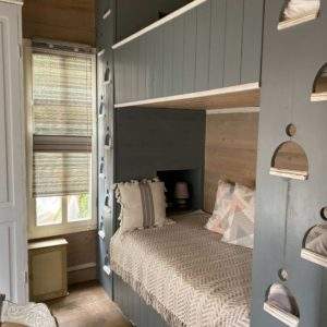 Hébergement insolite en Basse-Normandie, avec lit en alcôve et décoration moderne.