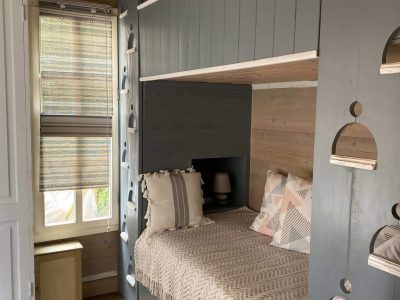 Hébergement insolite en Basse-Normandie, avec lit en alcôve et décoration moderne.