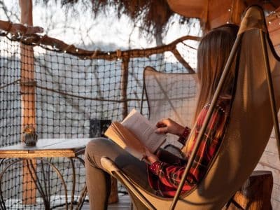 Hébergement insolite en cabane, avec une vue apaisante et un coin lecture cosy.