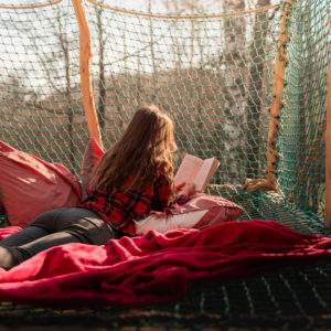Hébergement insolite en Midi-Pyrénées : hamac suspendu, ambiance cosy avec coussins.
