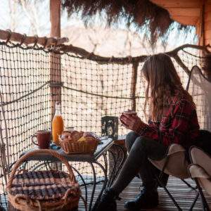 Cabane perchée en Midi-Pyrénées, avec vue sur la nature et petit déjeuner gourmand.