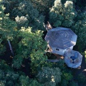 Trouver une cabane dans les arbres, un hébergement insolite, une yourte, un tipi...