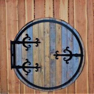 Porte ronde en bois dun hébergement insolite en Auvergne, alliant charme et originalité.