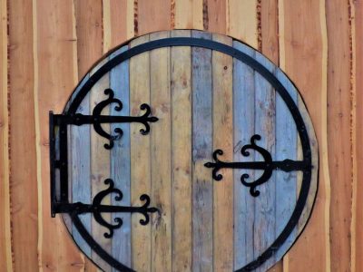 Porte ronde en bois dun hébergement insolite en Auvergne, alliant charme et originalité.