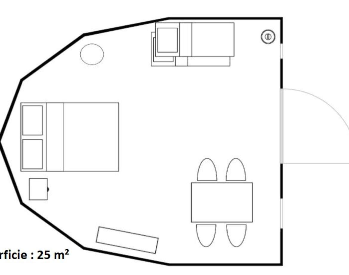 Hébergement insolite en Auvergne : cabane de 25 m² avec lit double et coin repas.