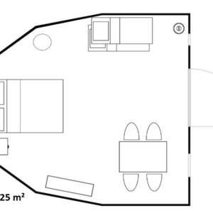 Hébergement insolite en Auvergne : cabane de 25 m² avec lit double et coin repas.