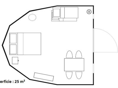 Hébergement insolite en Auvergne : cabane de 25 m² avec lit double et coin repas.