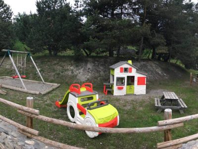 Hébergement insolite en Auvergne-Rhône-Alpes avec aire de jeux colorée pour enfants.