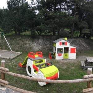 Hébergement insolite en Auvergne-Rhône-Alpes avec aire de jeux colorée pour enfants.