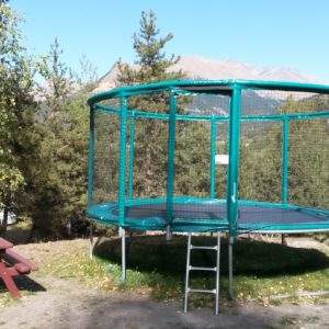 Hébergement insolite en Auvergne-Rhône-Alpes avec trampoline et table de pique-nique.