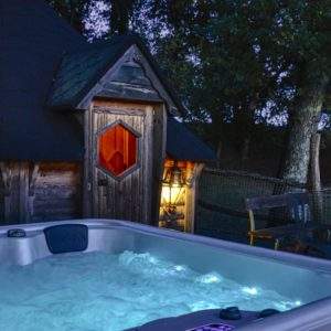Hébergement insolite en Midi-Pyrénées avec jacuzzi et chalet en bois chaleureux.