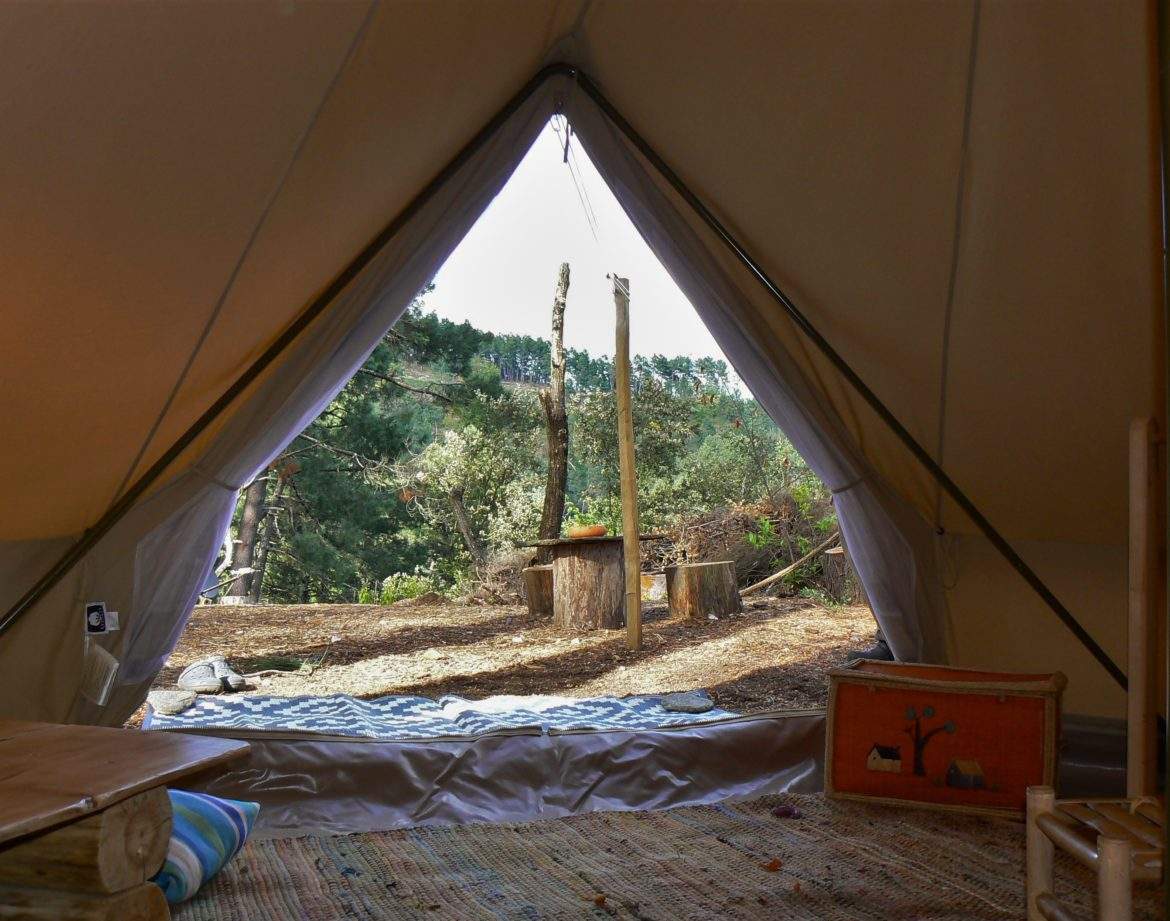 Tente safari spacieuse avec vue sur la nature verdoyante du Languedoc-Roussillon.