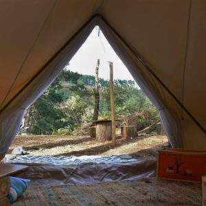 Tente safari spacieuse avec vue sur la nature verdoyante du Languedoc-Roussillon.