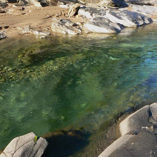 Hébergement en bord de rivière, avec des rochers et une eau cristalline.
