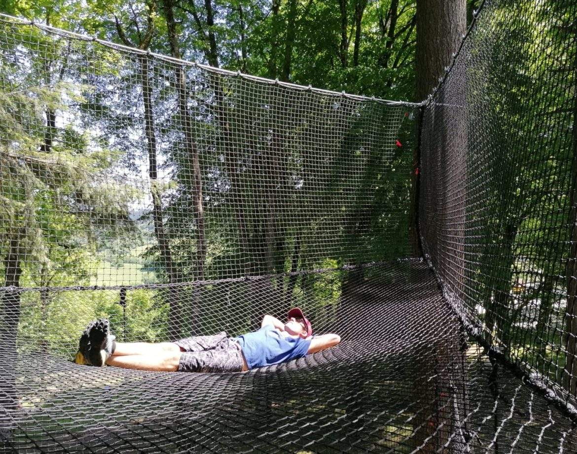 Hébergement insolite en filet suspendu, offrant une vue imprenable sur la nature.