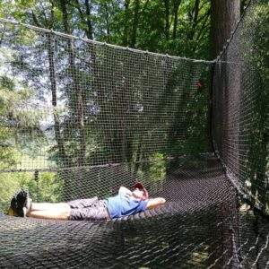 Hébergement insolite en filet suspendu, offrant une vue imprenable sur la nature.