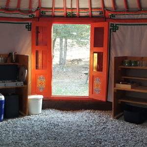 Yourte spacieuse en Auvergne-Rhône-Alpes, avec cuisine équipée et vue sur la nature.