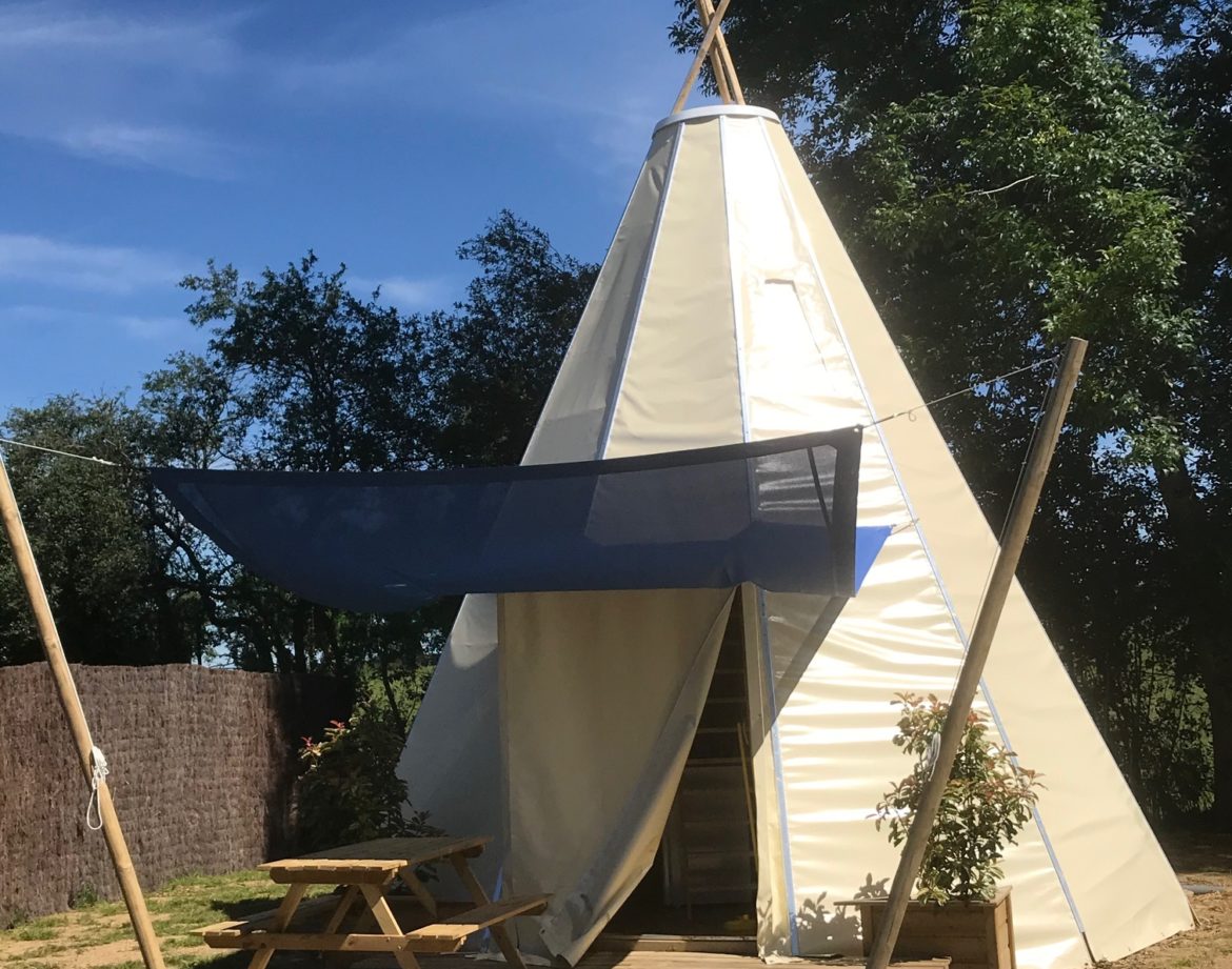 Tipi confortable dans le Pays de la Loire, avec terrasse et vue sur la nature.