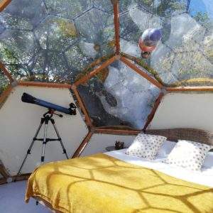 Dôme transparent en Bretagne, lit douillet et télescope pour observer les étoiles.