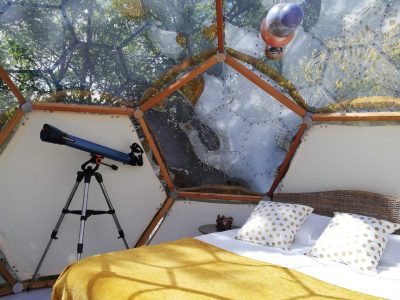 Dôme transparent en Bretagne, lit douillet et télescope pour observer les étoiles.