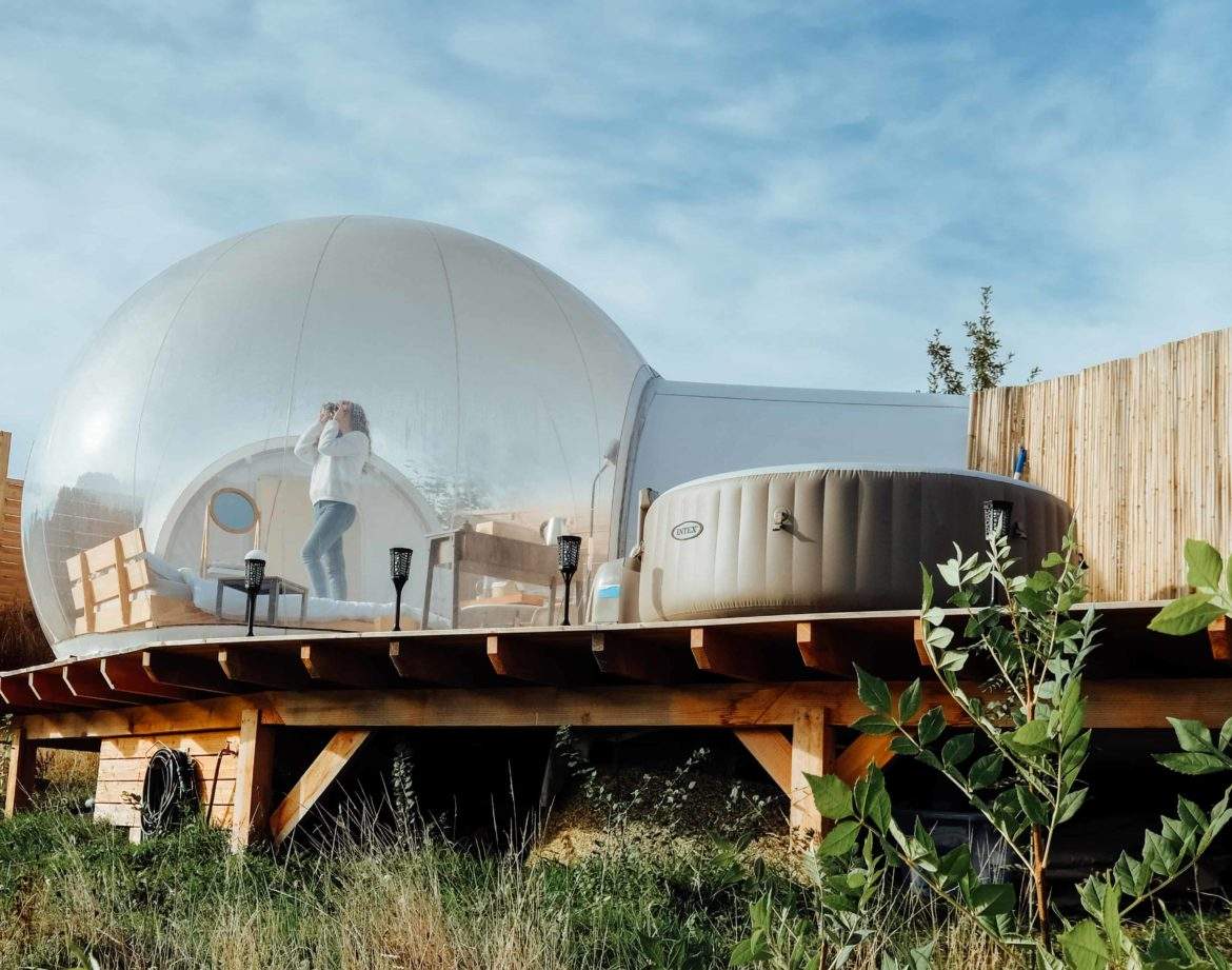 Hébergement insolite en bulle transparente avec jacuzzi, au cœur de la nature.