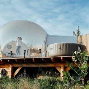 Hébergement insolite en bulle transparente avec jacuzzi, au cœur de la nature.