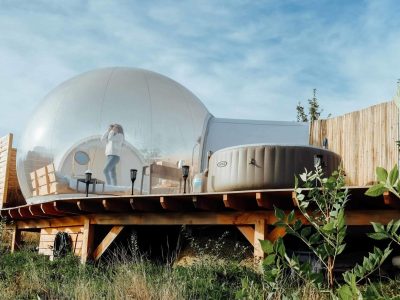 Hébergement insolite en bulle transparente avec jacuzzi, au cœur de la nature.