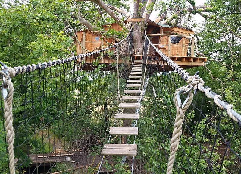 Cabane dans les arbres en Basse-Normandie, perchée au cœur de la verdure.